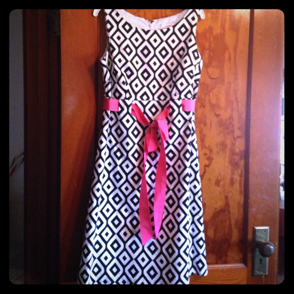 Dressbarn black white pattern dress with pink belt